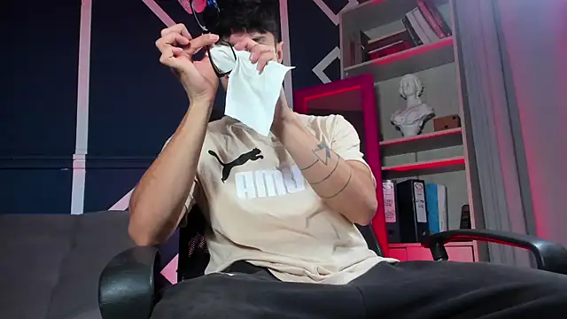 etham wolf  online show from December 15, 2025, 12:31 pm