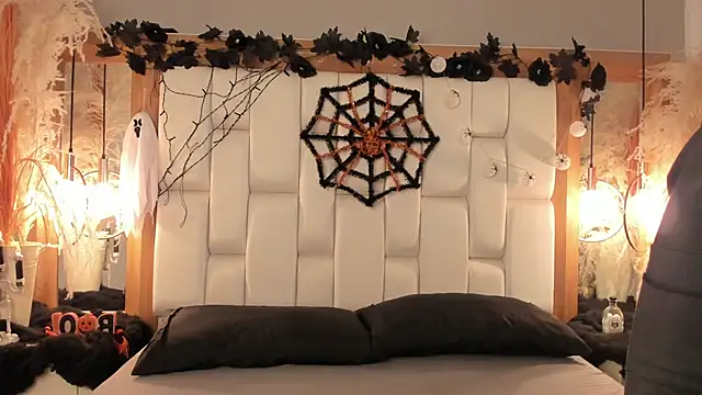 Daphne And Roger online show from October 18, 2025, 11:33 am