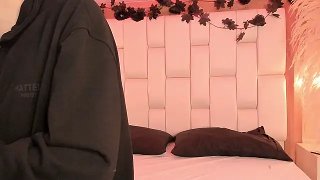 Daphne And Roger online show from February 2, 2026, 10:58 am