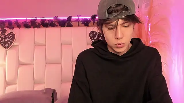 Daphne And Roger online show from March 5, 2026, 11:06 am