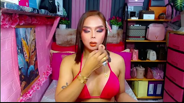 Snapshot of MoniqueCeleste chatting on October 14, 2025, 1:28 am MoniqueCeleste online show from October 14, 2025, 1:28 am