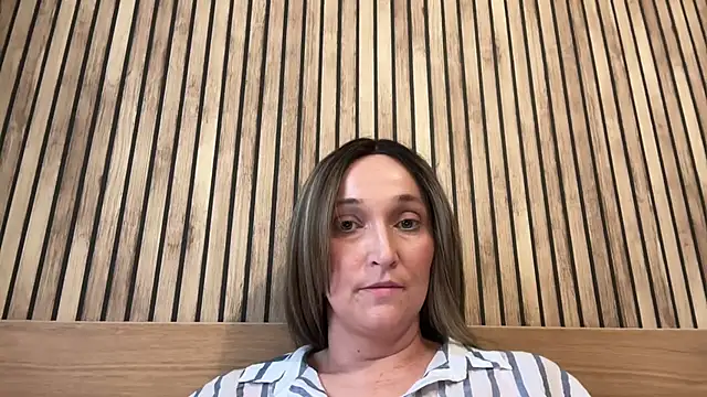 ElegantLilyXX online show from December 17, 2025, 1:06 pm