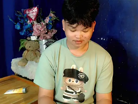 Reynelcock online show from November 28, 2025, 10:01 pm