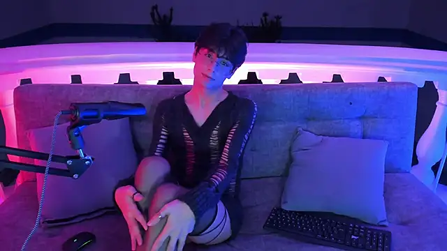 luixdust  online show from September 25, 2025, 5:44 am