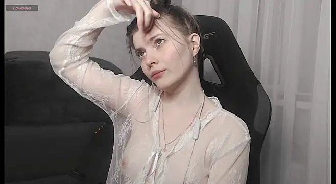 cute elfy  online show from December 5, 2025, 2:47 pm