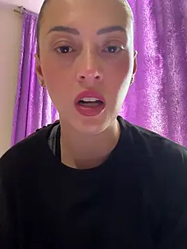 Snapshot of MiaLune_Pink chatting on October 4, 2025, 8:51 pm MiaLune Pink online show from October 4, 2025, 8:51 pm