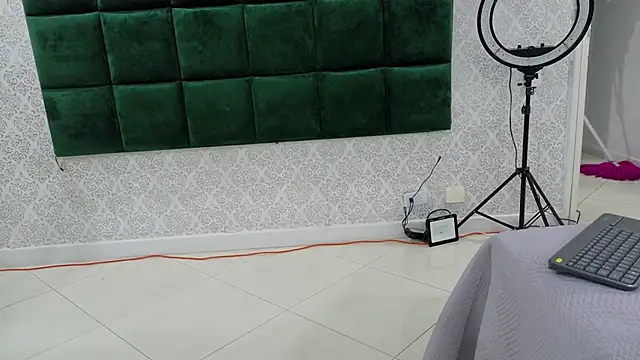 BeccaReedd online show from October 9, 2025, 2:31 am