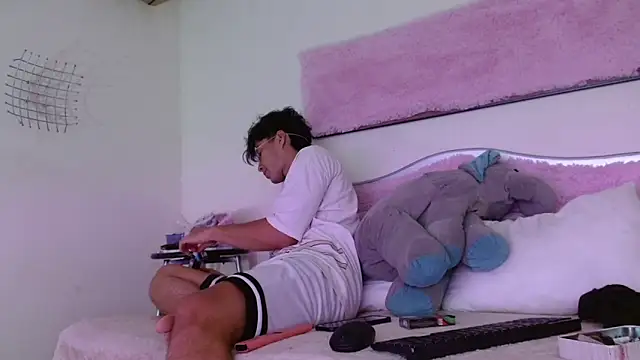 Snapshot of Dylann_west chatting on January 15, 2026, 10:13 pm Dylann west online show from January 15, 2026, 10:13 pm