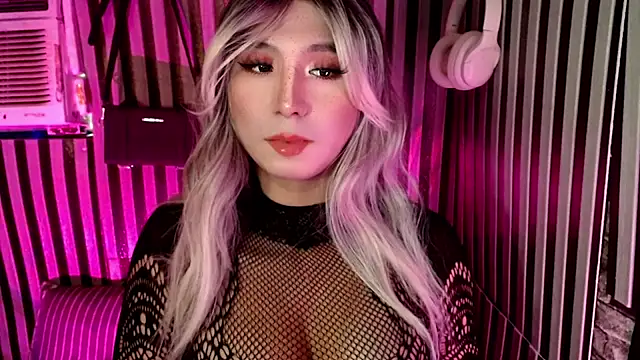 Snapshot of UrhotlucyTS chatting on January 13, 2026, 7:02 am UrhotlucyTS online show from January 13, 2026, 7:02 am