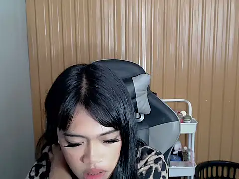 urcurlydiva online show from April 15, 2026, 5:14 am