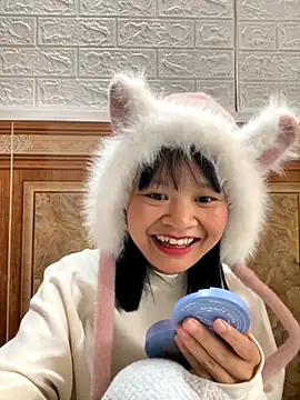 Snapshot of Daisy018 chatting on October 23, 2025, 2:22 am Daisy018 online show from October 23, 2025, 2:22 am