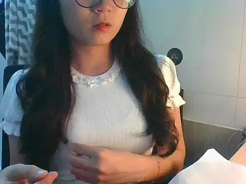 Linzly online show from October 12, 2025, 4:39 pm