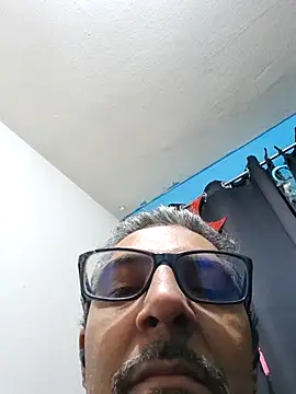 Snapshot of RobertoVip77 chatting on October 21, 2025, 10:05 am RobertoVip77 online show from October 21, 2025, 10:05 am