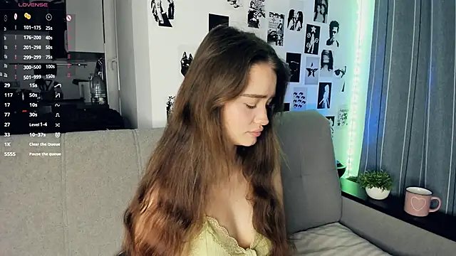 lovelyalivia online show from November 18, 2025, 9:25 am