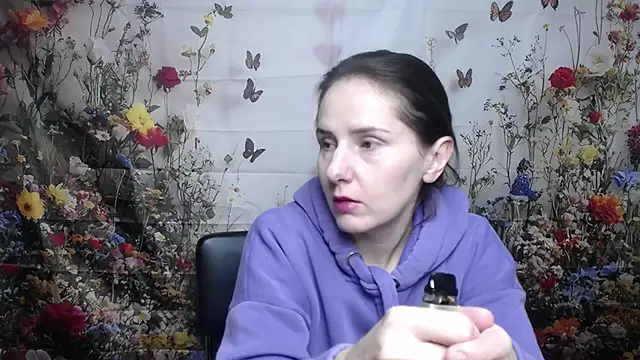 Snapshot of KarinaSwann chatting on October 1, 2025, 5:24 am KarinaSwann online show from October 1, 2025, 5:24 am