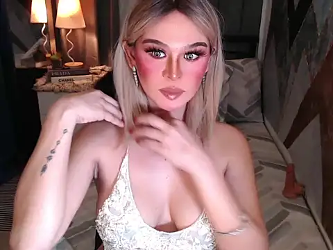 Snapshot of superhotangelxx chatting on April 18, 2026, 12:14 am superhotangelxx online show from April 18, 2026, 12:14 am