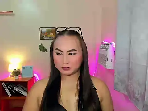 Snapshot of hella_queen chatting on January 6, 2026, 5:27 pm hella queen online show from January 6, 2026, 5:27 pm