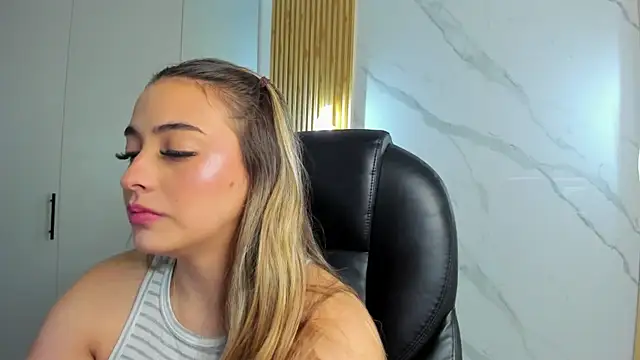 Snapshot of KYLIE_JONES6 chatting on September 30, 2025, 2:49 am KYLIE JONES6 online show from September 30, 2025, 2:49 am