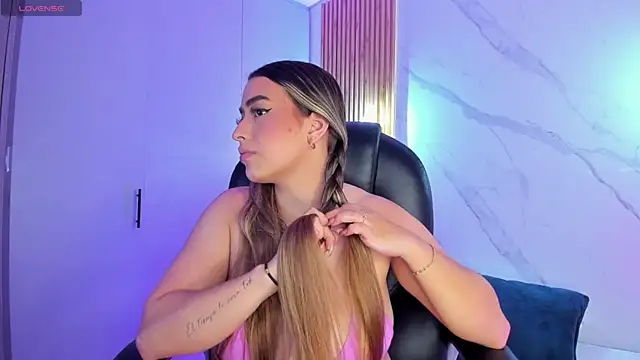 Snapshot of KYLIE_JONES6 chatting on November 4, 2025, 3:27 am KYLIE JONES6 online show from November 4, 2025, 3:27 am