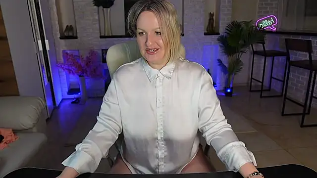 MariemLui online show from March 9, 2026, 4:44 pm