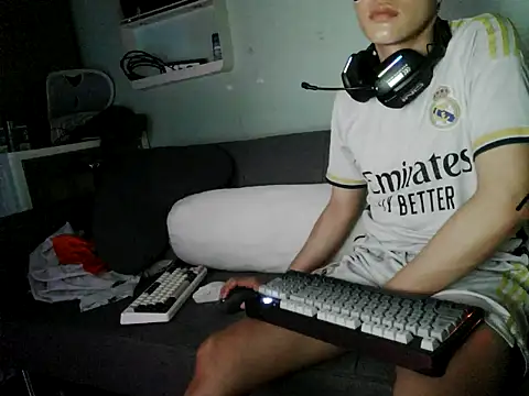 boyhigh1997 online show from April 5, 2026, 5:43 pm