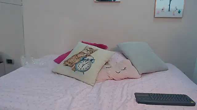 zooombee online show from December 1, 2025, 7:08 pm