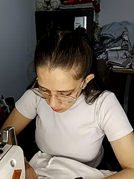 Isabella5 Brown  online show from December 2, 2025, 4:24 pm