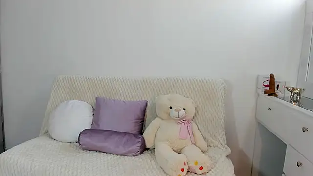 miaravel  online show from December 18, 2025, 5:52 pm