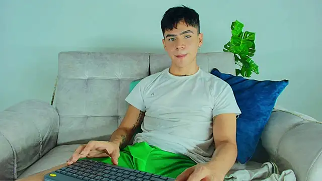 CamiiGuzmanX online show from October 13, 2025, 8:20 pm