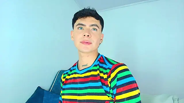 CamiiGuzmanX online show from November 13, 2025, 8:52 pm