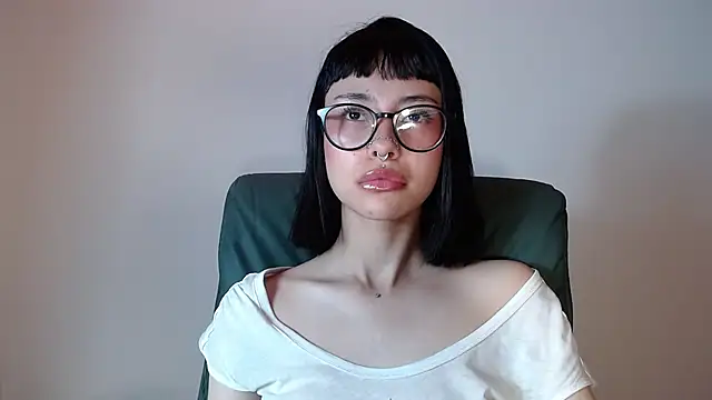 Snapshot of _mavis2 chatting on October 8, 2025, 8:28 pm mavis2 online show from October 8, 2025, 8:28 pm