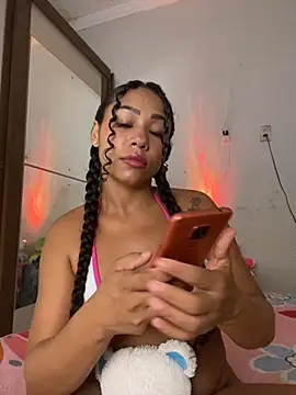 jhennyfer online show from December 5, 2025, 4:32 am