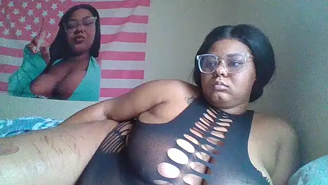 Snapshot of TharealBunn chatting on April 10, 2026, 6:12 pm TharealBunn online show from April 10, 2026, 6:12 pm