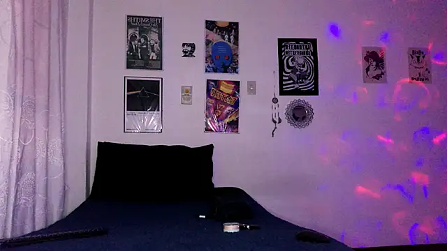 plutonbluemooon333 online show from December 17, 2025, 2:06 am