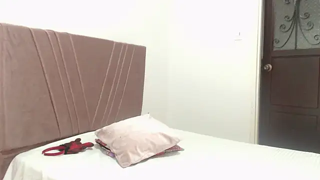 nathaly jones  online show from November 25, 2025, 12:05 pm