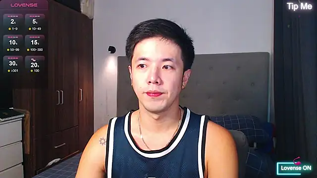 Snapshot of Addictiveboi chatting on April 19, 2026, 2:33 am Addictiveboi online show from April 19, 2026, 2:33 am