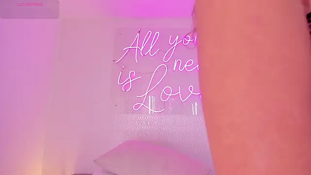 aleksandramiller  online show from November 12, 2025, 12:38 pm