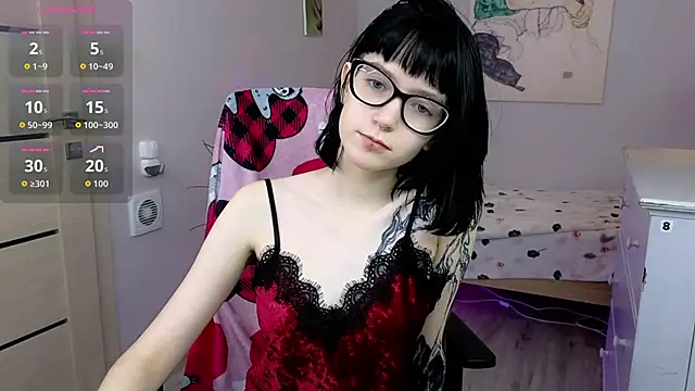 HazelTompson online show from October 3, 2025, 8:28 pm