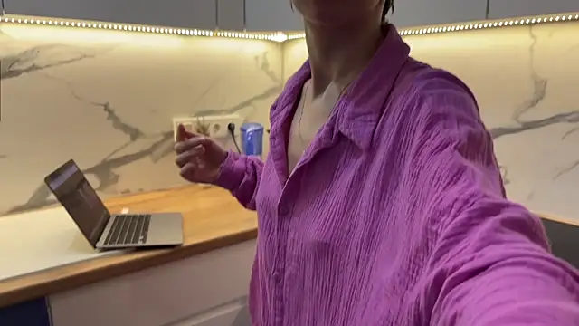 Snapshot of daniellia_ chatting on December 19, 2025, 9:05 am daniellia online show from December 19, 2025, 9:05 am