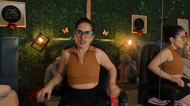 Snapshot of Linagh_ chatting on December 18, 2025, 11:49 am Linagh online show from December 18, 2025, 11:49 am