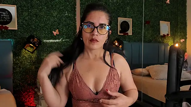 Snapshot of Linagh_ chatting on December 20, 2025, 11:28 am Linagh online show from December 20, 2025, 11:28 am