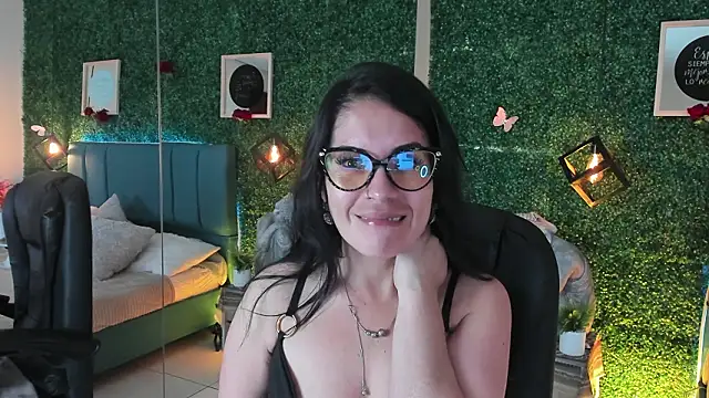 Snapshot of Linagh_ chatting on February 2, 2026, 11:42 am Linagh online show from February 2, 2026, 11:42 am