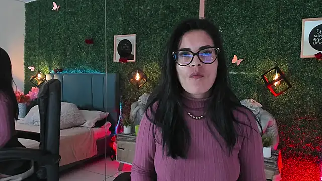 Snapshot of Linagh_ chatting on February 5, 2026, 11:37 am Linagh online show from February 5, 2026, 11:37 am