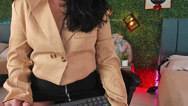 Snapshot of Linagh_ chatting on February 9, 2026, 11:36 am Linagh online show from February 9, 2026, 11:36 am