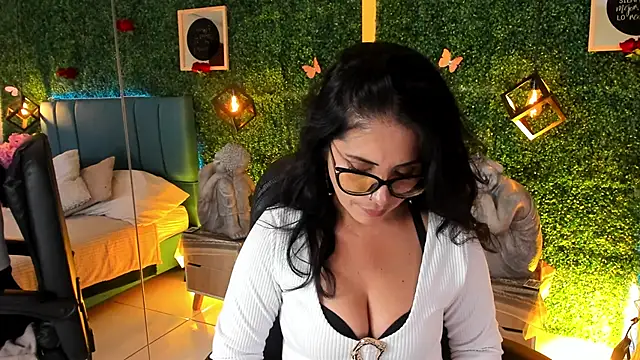 Snapshot of Linagh_ chatting on February 18, 2026, 11:28 am Linagh online show from February 18, 2026, 11:28 am