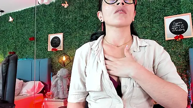 Snapshot of Linagh_ chatting on February 27, 2026, 11:43 am Linagh online show from February 27, 2026, 11:43 am