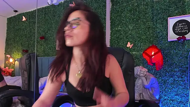 Snapshot of Linagh_ chatting on April 1, 2026, 11:44 am Linagh online show from April 1, 2026, 11:44 am