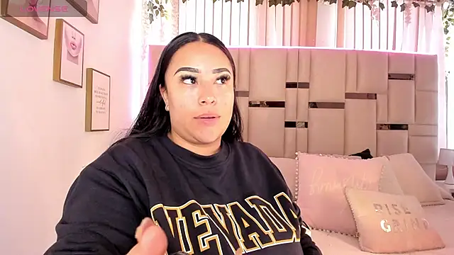 Snapshot of Zoey_thompson chatting on November 14, 2025, 7:45 pm Zoey thompson online show from November 14, 2025, 7:45 pm