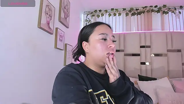 Snapshot of Zoey_thompson chatting on November 20, 2025, 7:46 pm Zoey thompson online show from November 20, 2025, 7:46 pm