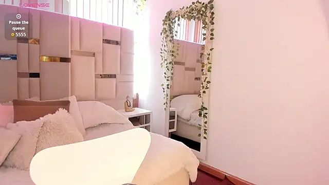 Snapshot of Zoey_thompson chatting on February 5, 2026, 7:29 pm Zoey thompson online show from February 5, 2026, 7:29 pm